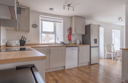 Montrose House | Beautiful Detached House, just meters from the sea