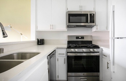 Tarzana Apartment | Beautiful Encino 1BR nr Ventura Blvd Shops & Restaurants, by Blueground