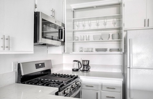 Tarzana Apartment | Beautiful Encino 1BR nr Ventura Blvd Shops & Restaurants, by Blueground