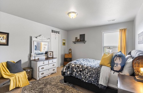Peyton House | Beautiful Enjoyable Family Home Minutes Away from Peterson Air Force Base