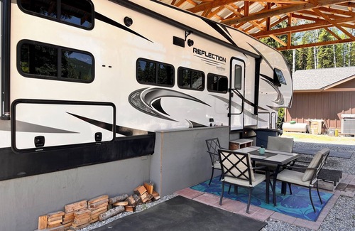 Kila House | Beautiful escape that sleeps 8. Close to many Lakes and Glacier National Park