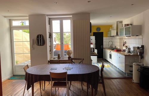 Les Sables d'Olonne House | Beautiful fisherman's house with south-facing courtyard 300 m from the beach with 6-person garage