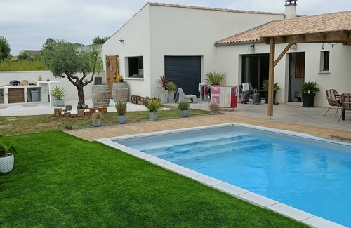 Saint Agnant House | Beautiful family villa with swimming pool, large garden, quiet location, close to the sea