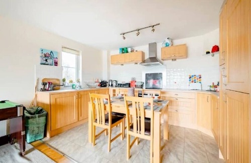 Grangetown Apartment | Beautiful flat w/balcony, pool table & 55" TV