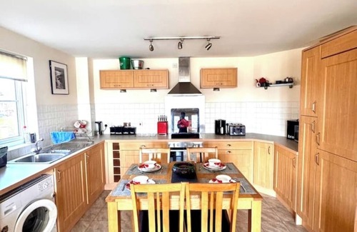 Grangetown Apartment | Beautiful flat w/balcony, pool table & 55" TV