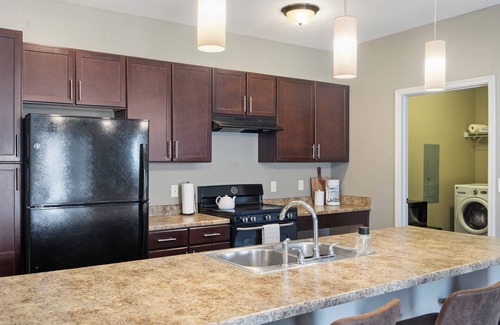 West Des Moines Apartment | Beautiful Flowing Ground Floor 2 Bedroom with Spacious Kitchen & Private Garage.