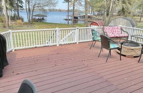 Benton House | Beautiful fully furnished lakefront house