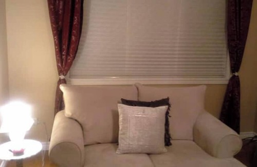 Dollard-des-Ormeaux House | Beautiful getaway with free private parking