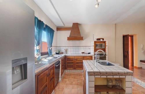 San Miguel de Abona House | Beautiful Home Casa Alberto Santos with Rooftop Terrace, Mountain/Ocean Views & Wi-Fi