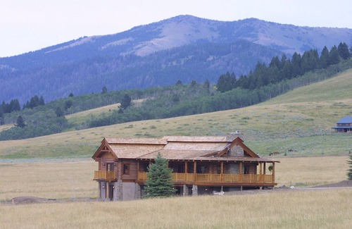 Island Park Cabin | Beautiful Henrys Lake Log Cabin