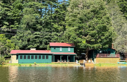 Lake Sequoyah House | Beautiful Highlands Cabin 5 minutes to town!