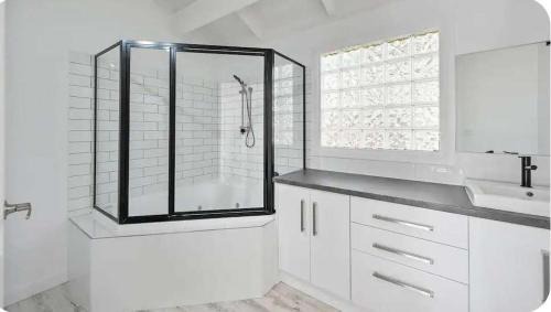 Trevallyn House | Beautiful hill side house room2
