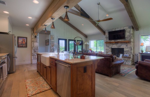 Kerrville House | Beautiful Hilltop Villa on 18th fairway
