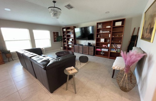 Ruskin House | Beautiful home. 5 mins to bay beach. 30nMins to Tampa. Convenient location.