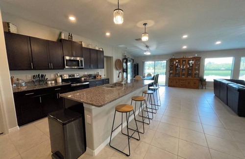 Ruskin House | Beautiful home. 5 mins to bay beach. 30nMins to Tampa. Convenient location.