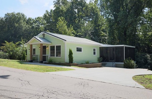 Apex House | Beautiful Home At Downtown Apex