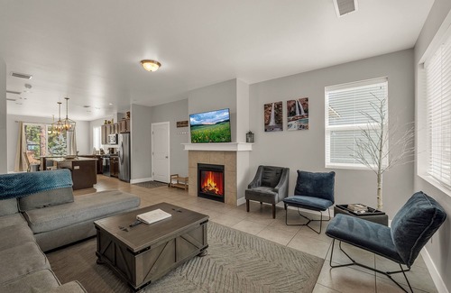 Flagstaff House | Beautiful home! Central AC! 5 mins to Downtown! Great setting! 20% Monthly Disc!