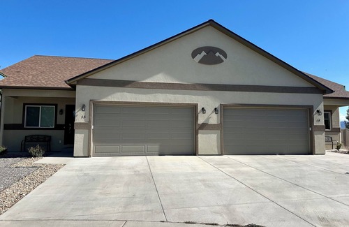 Montrose House | Beautiful Home Close to River Parks , Airport & Downtown. Pet-Friendly!