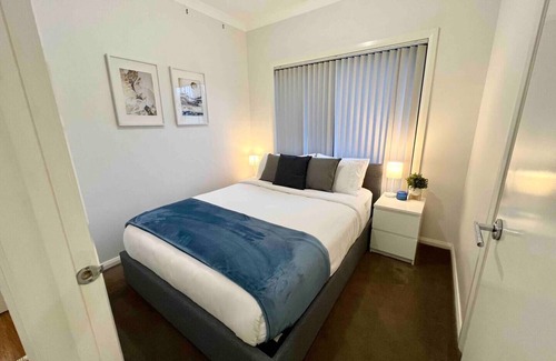 Glenroy House | Beautiful home close to Airport and Train Station