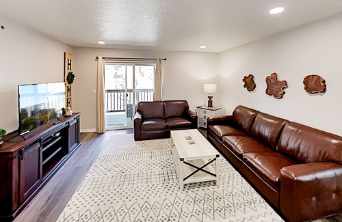 Branson Condo | Beautiful Home Close to the Branson Strip w/Shared Pool, Free WiFi, Private W/D