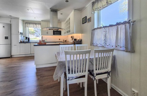 Bomlo House | Beautiful home in Rubbestadneset with WiFi