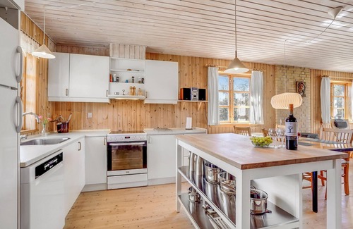 Hou House | Beautiful home in Hals with WiFi