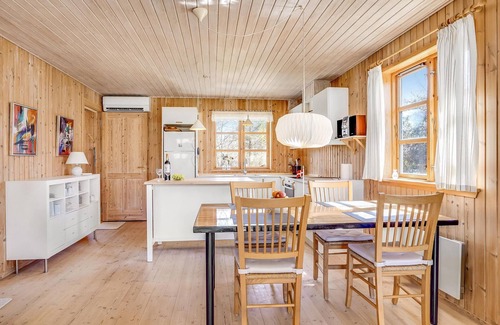 Hou House | Beautiful home in Hals with WiFi