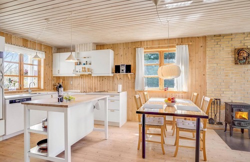 Hou House | Beautiful home in Hals with WiFi