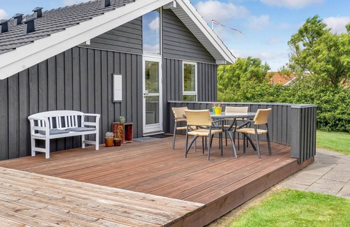 Hojslev House | Beautiful home in Højslev with WiFi