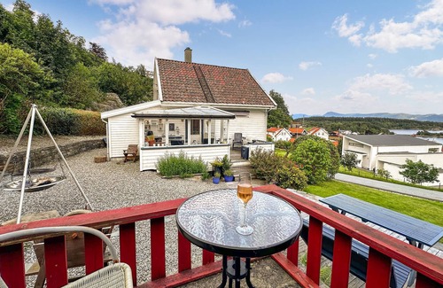 Nedstrand House | Beautiful home in Nedstrand with WiFi