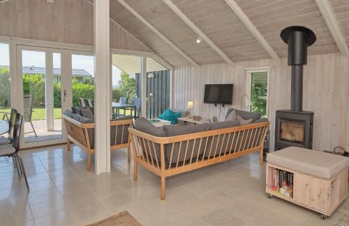 Ronde House | Beautiful Home In Rønde With 3 Bedrooms And Wifi