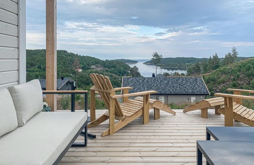 Risor House | Beautiful home in Risør with kitchen
