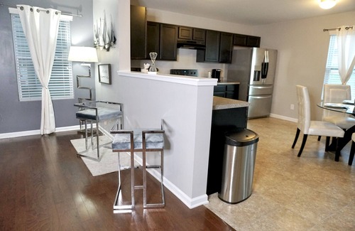 Charlotte House | Beautiful Home Near UNC & More.Wi-Fi.2 lofts!