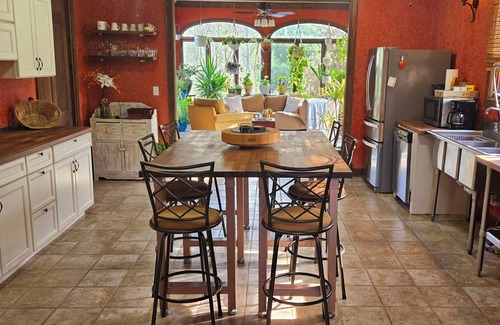 Cobden House | Beautiful home on the wine trail. Pool, cooks kitchen, incredible master suite