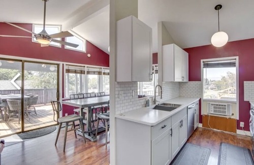 Yakima House | Beautiful home with a day of swimming with a private pool and jacuzzi