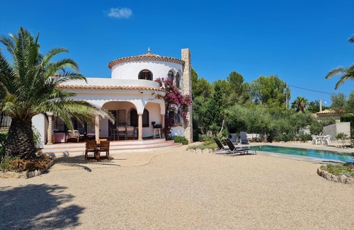 Les Tres Cales Ski Chalet | Beautiful house with magnificent mirror pool in Las Tres Calas