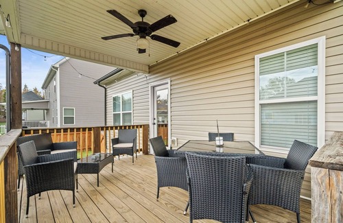 Springfield House | Beautiful house that sleeps 10! 35 minutes to Nashville or BNA airport.
