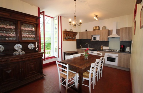 Brujas House | Beautiful house with big flowery park.