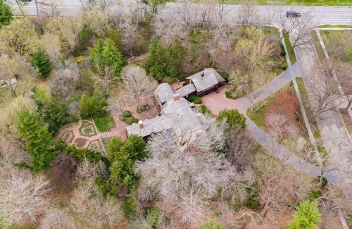 Lincoln House | Beautiful in town acreage