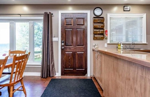 Victoria Harbour Cottage | Beautiful lakefront 5 (3+2)bedroom cottage ~ sleeps 12