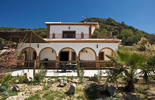 Iznajar House | Beautiful Lake Views House with Lovely Paved Garden