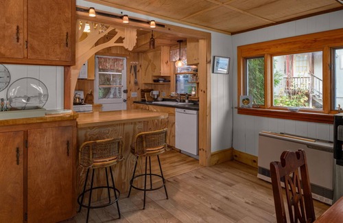 North Ferrisburgh House | Beautiful Lakefront Camp - The Boat House