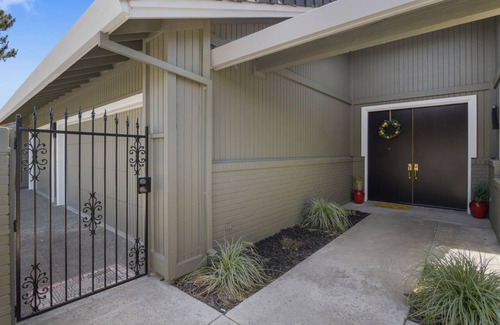 Pocket House | Beautiful Lakefront Property with Stunning views and Large floorplan