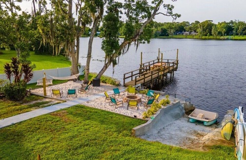 Casselberry House | * Beautiful Lakehouse with Pool and Movie Theater*
