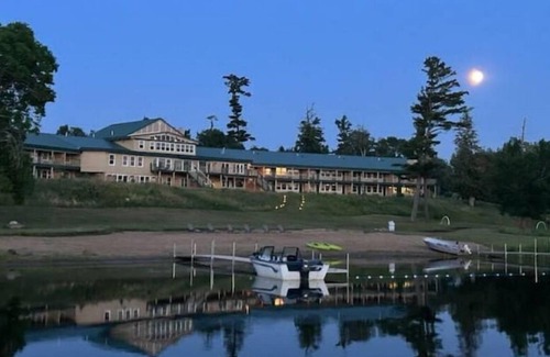 Hill City Apartment | Beautiful lakeside studio condo