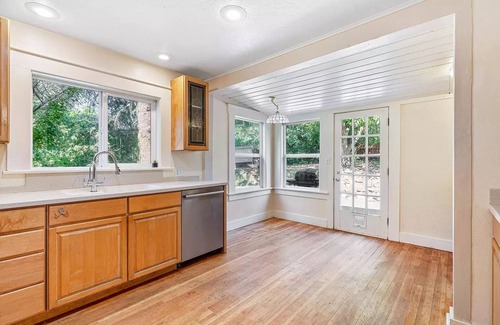 Ashland House | Beautiful Land with creek and woods, sweet home gardens, 1 M to Ashland hospital