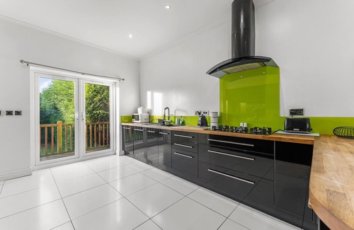 Cheltenham House | Beautiful Large 4 Bed House - Sleeps 12