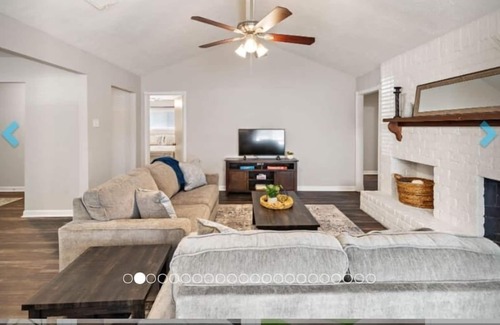 Southbelt/Ellington House | Beautiful Large Home 5 Star Host Close to Airport