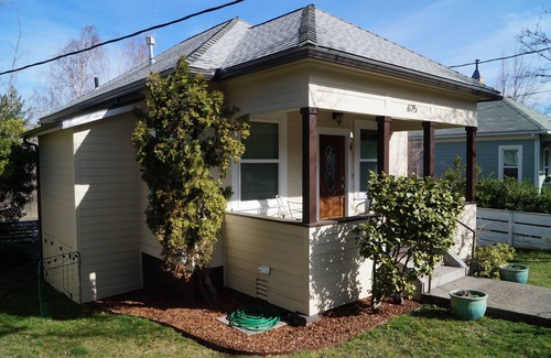 Historic Railroad District House | Beautiful little place. Walk to town and theaters!