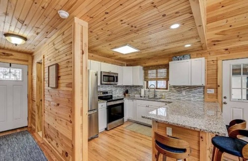 Lake Ariel Cabin | Beautiful Lodge in The Hideout!